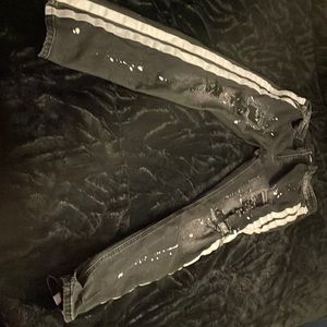 I’m selling these pair of jeans they been wore and they are a 36 by 32 .